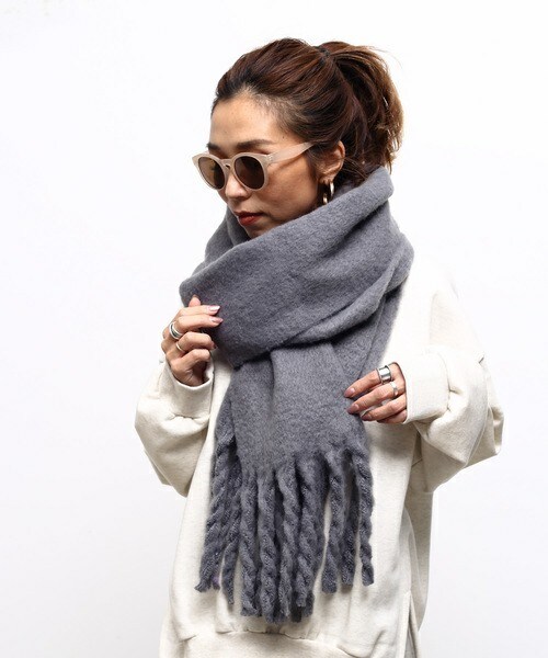 Auntie Rosa Holiday（アンティローザホリデー）の「ボリュームフリンジマフラー（マフラー・レディース・ベージュ/ブラック/グレー/ホワイト/ブラウン/グリーン/ブルー/パープル/イエロー・FREE）」の4枚目の写真