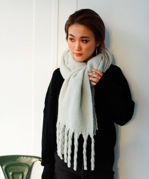 Auntie Rosa Holiday（アンティローザホリデー）の「ボリュームフリンジマフラー（マフラー・レディース・ベージュ/ブラック/グレー/ホワイト/ブラウン/グリーン/ブルー/パープル/イエロー・FREE）」の2枚目の写真