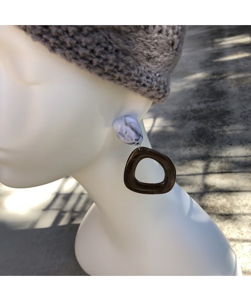 copine（コピン）の「コーデの主役！マーブル柄アクリル大ぶりピアス(2color)【クリックポスト対象商品】（ピアス（両耳用）・レディース・その他）」の9枚目の写真