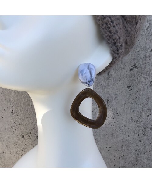 copine（コピン）の「コーデの主役！マーブル柄アクリル大ぶりピアス(2color)【クリックポスト対象商品】（ピアス（両耳用）・レディース・その他）」の10枚目の写真