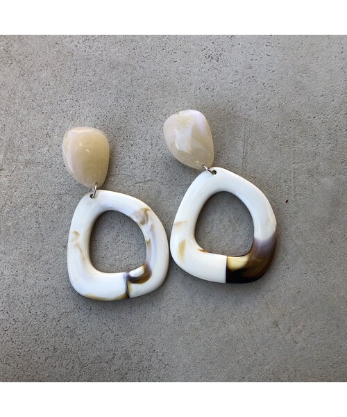 copine（コピン）の「コーデの主役！マーブル柄アクリル大ぶりピアス(2color)【クリックポスト対象商品】（ピアス（両耳用）・レディース・その他）」の12枚目の写真