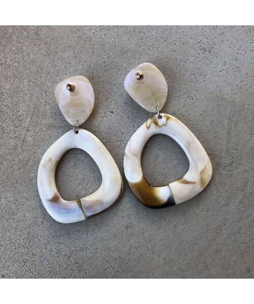 copine（コピン）の「コーデの主役！マーブル柄アクリル大ぶりピアス(2color)【クリックポスト対象商品】（ピアス（両耳用）・レディース・その他）」の13枚目の写真