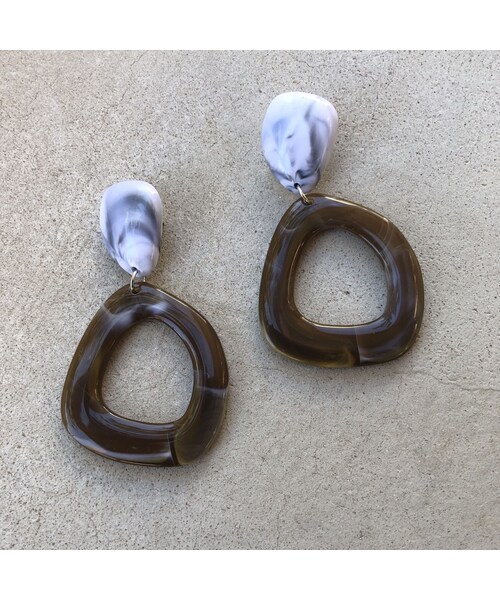 copine（コピン）の「コーデの主役！マーブル柄アクリル大ぶりピアス(2color)【クリックポスト対象商品】（ピアス（両耳用）・レディース・その他）」の14枚目の写真