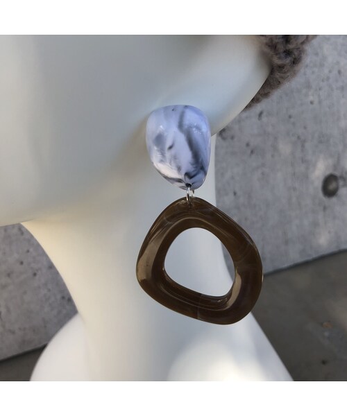 copine（コピン）の「コーデの主役！マーブル柄アクリル大ぶりピアス(2color)【クリックポスト対象商品】（ピアス（両耳用）・レディース・その他）」の11枚目の写真