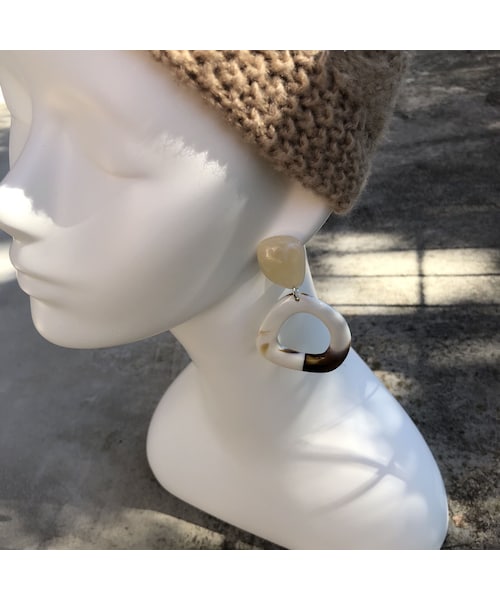 copine（コピン）の「コーデの主役！マーブル柄アクリル大ぶりピアス(2color)【クリックポスト対象商品】（ピアス（両耳用）・レディース・その他）」の4枚目の写真