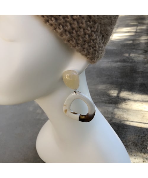 copine（コピン）の「コーデの主役！マーブル柄アクリル大ぶりピアス(2color)【クリックポスト対象商品】（ピアス（両耳用）・レディース・その他）」の6枚目の写真