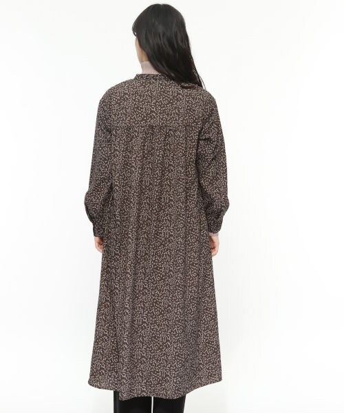 LAKOLE（ラコレ）の「デシンヨークギャザーワンピース（ワンピース/ドレス・ブラック()/キャメル()）」の8枚目の写真