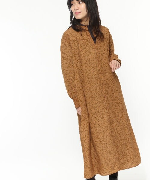 LAKOLE（ラコレ）の「デシンヨークギャザーワンピース（ワンピース/ドレス・ブラック()/キャメル()）」の2枚目の写真