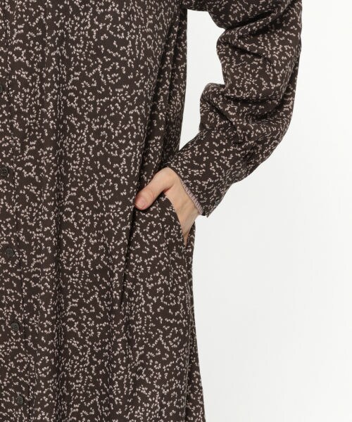 LAKOLE（ラコレ）の「デシンヨークギャザーワンピース（ワンピース/ドレス・ブラック()/キャメル()）」の11枚目の写真