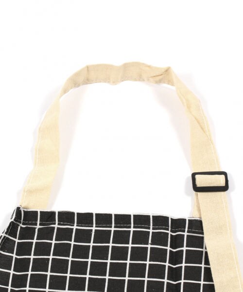 LAKOLE（ラコレ）の「ウィンドウペンチェック柄エプロン（食器/キッチン・ホワイト()/ブラック()/ブラウン()）」の5枚目の写真