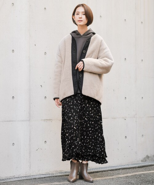 LEPSIM(レプシィム)の「リバーライトボアコート(ジャケット/アウター・キナリ×カーキ/グレージュ×ブラック/ブラウン×キャメル)」の10枚目の写真