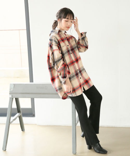 LOWRYS FARM(ローリーズファーム)の「レイヤードニットフレアパンツ(パンツ・アイボリー/ブラウン)」の4枚目の写真