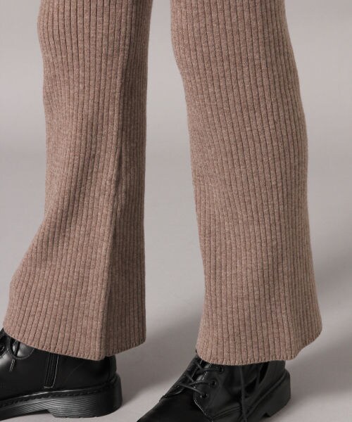 LOWRYS FARM(ローリーズファーム)の「レイヤードニットフレアパンツ(パンツ・アイボリー/ブラウン)」の12枚目の写真