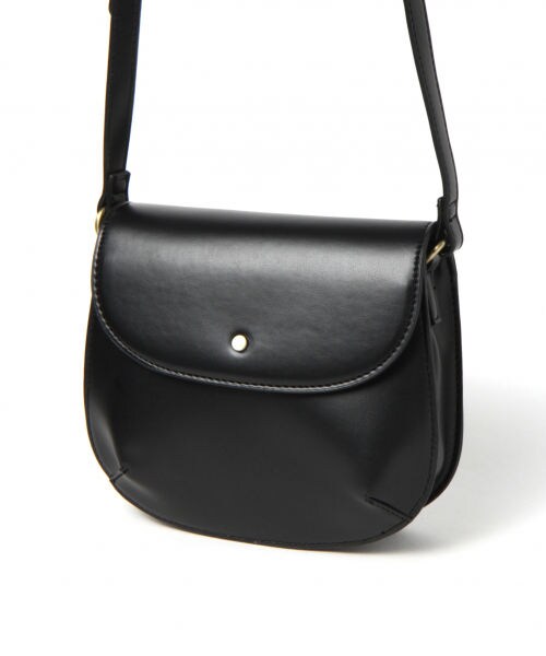 studio CLIP（スタディオクリップ）の「フェイクレザーフラップショルダーバッグ（バッグ・ブラック/ボルドー/キャメル）」の4枚目の写真