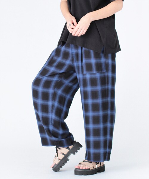 RNA（アールエヌエー）の「R3605 チェックベイカーパンツ（パンツ・レディース・ブルー/レッド）」の4枚目の写真