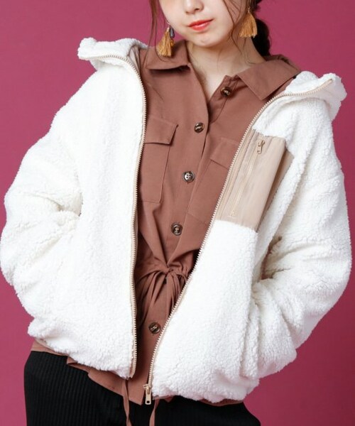 RAY CASSIN（レイカズン）の「配色ボアフードブルゾン（ジャケット/アウター・レディース・ブラウン/生成/ラベンダー・FREE）」の2枚目の写真