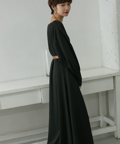 KBF（ケイビーエフ）の「WEB限定 ロングカフスVネックワンピース