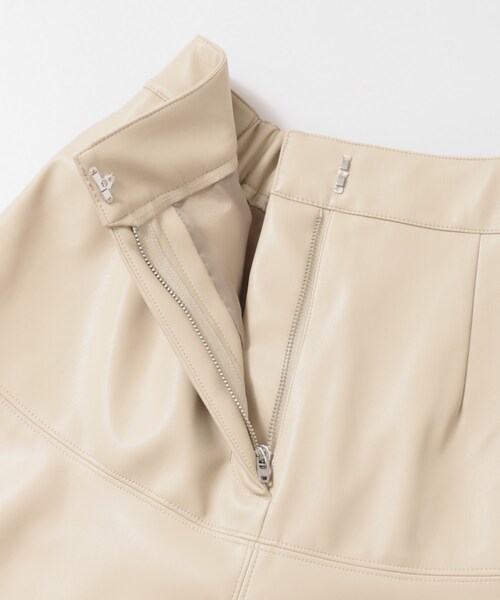 KBF(ケイビーエフ)の「フェイクレザーフレアスカート(その他・レディース・BEIGE/BLACK・one)」の11枚目の写真