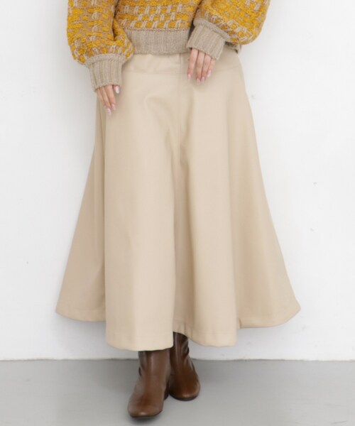 KBF(ケイビーエフ)の「フェイクレザーフレアスカート(その他・レディース・BEIGE/BLACK・one)」の2枚目の写真