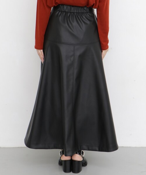 KBF(ケイビーエフ)の「フェイクレザーフレアスカート(その他・レディース・BEIGE/BLACK・one)」の7枚目の写真
