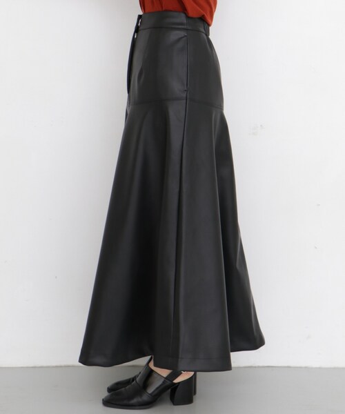 KBF(ケイビーエフ)の「フェイクレザーフレアスカート(その他・レディース・BEIGE/BLACK・one)」の6枚目の写真