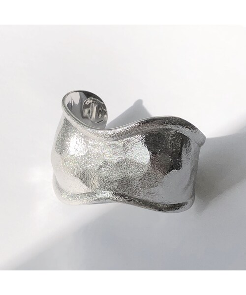 Lavish Gate（ラヴィッシュゲート）の「brace-05001-SV　WIDE WAVE バングル　シルバー（バングル/リストバンド・レディース・その他）」の5枚目の写真