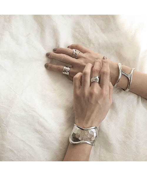 Lavish Gate（ラヴィッシュゲート）の「brace-05001-SV　WIDE WAVE バングル　シルバー（バングル/リストバンド・レディース・その他）」の4枚目の写真