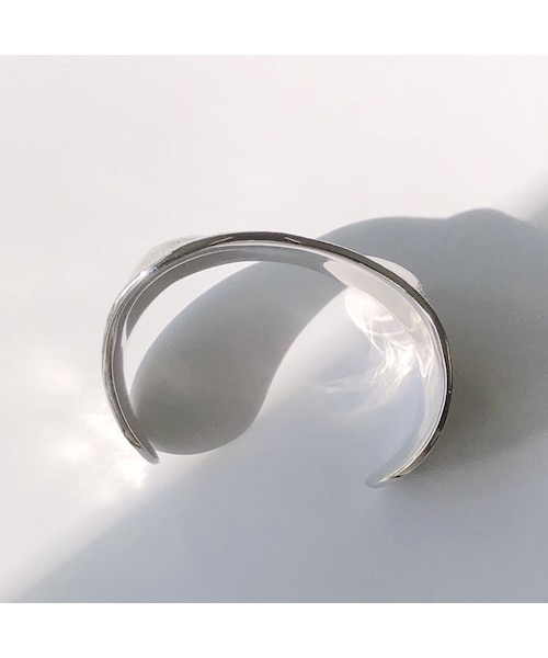 Lavish Gate（ラヴィッシュゲート）の「brace-05001-SV　WIDE WAVE バングル　シルバー（バングル/リストバンド・レディース・その他）」の7枚目の写真