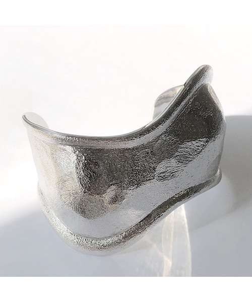 Lavish Gate（ラヴィッシュゲート）の「brace-05001-SV　WIDE WAVE バングル　シルバー（バングル/リストバンド・レディース・その他）」の9枚目の写真