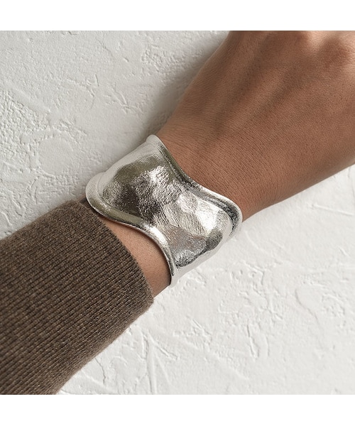 Lavish Gate（ラヴィッシュゲート）の「brace-05001-SV　WIDE WAVE バングル　シルバー（バングル/リストバンド・レディース・その他）」の2枚目の写真