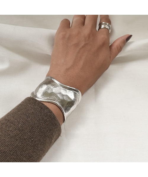 Lavish Gate（ラヴィッシュゲート）の「brace-05001-SV　WIDE WAVE バングル　シルバー（バングル/リストバンド・レディース・その他）」の3枚目の写真