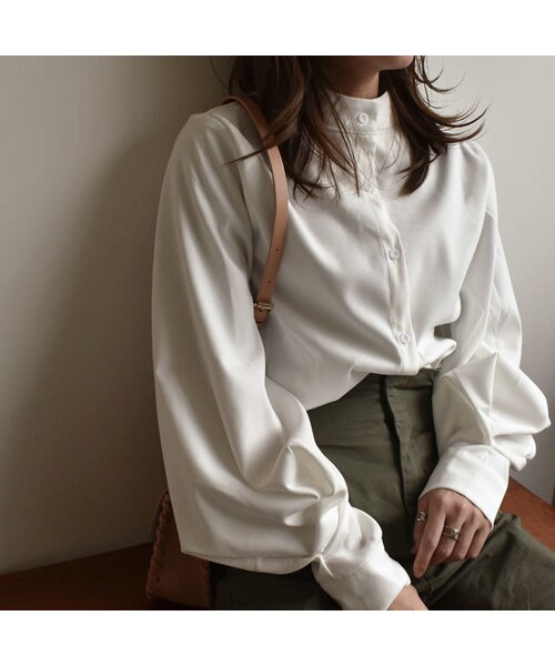 Lavish Gate（ラヴィッシュゲート）の「tops-02031　ボリュームスリーブ　バンドカラーシャツブラウス　ベージュ　ホワイト（シャツ/ブラウス・レディース・その他）」の2枚目の写真