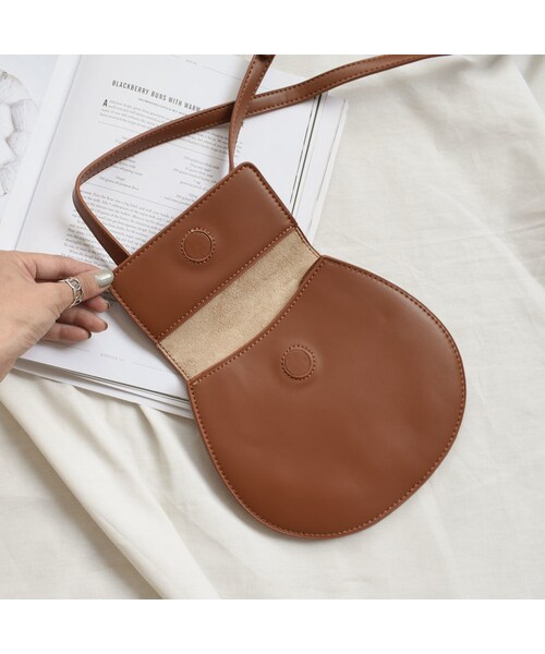 Lavish Gate（ラヴィッシュゲート）の「nh-bag2-02479　エコレザー　ラウンドフラップバッグ　ショルダーバッグ　ウエストバッグ（ショルダーバッグ・レディース・その他）」の8枚目の写真