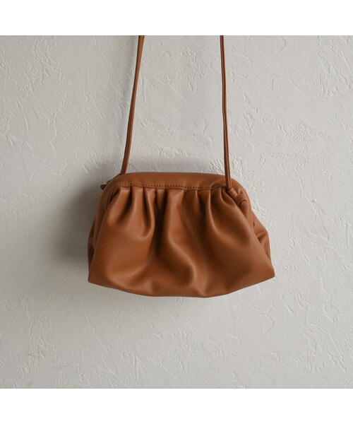 Lavish Gate（ラヴィッシュゲート）の「bag2-02485　エコレザー　スモールギャザーショルダーバッグ　エクリュ　グレージュ　キャメル　ブラック（ショルダーバッグ・レディース・その他）」の11枚目の写真