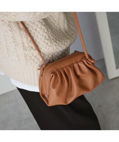 Lavish Gate（ラヴィッシュゲート）の「bag2-02485　エコレザー　スモールギャザーショルダーバッグ　エクリュ　グレージュ　キャメル　ブラック（ショルダーバッグ・レディース・その他）」の3枚目の写真