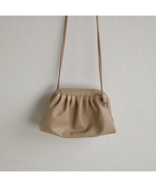 Lavish Gate（ラヴィッシュゲート）の「bag2-02485　エコレザー　スモールギャザーショルダーバッグ　エクリュ　グレージュ　キャメル　ブラック（ショルダーバッグ・レディース・その他）」の10枚目の写真