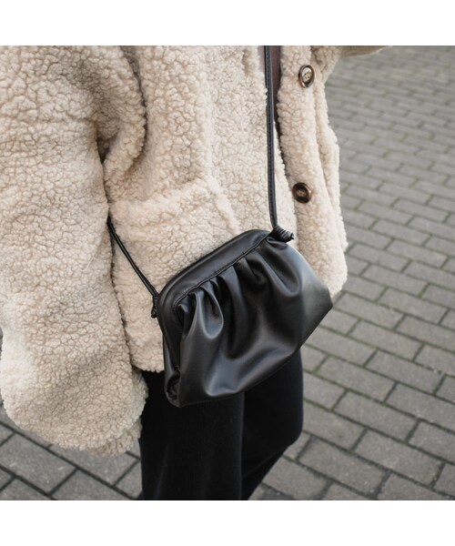 Lavish Gate（ラヴィッシュゲート）の「bag2-02485　エコレザー　スモールギャザーショルダーバッグ　エクリュ　グレージュ　キャメル　ブラック（ショルダーバッグ・レディース・その他）」の4枚目の写真