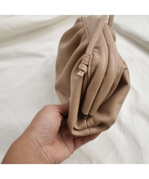 Lavish Gate（ラヴィッシュゲート）の「bag2-02485　エコレザー　スモールギャザーショルダーバッグ　エクリュ　グレージュ　キャメル　ブラック（ショルダーバッグ・レディース・その他）」の15枚目の写真