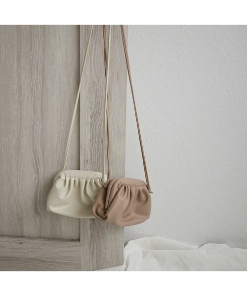 Lavish Gate（ラヴィッシュゲート）の「bag2-02485　エコレザー　スモールギャザーショルダーバッグ　エクリュ　グレージュ　キャメル　ブラック（ショルダーバッグ・レディース・その他）」の8枚目の写真