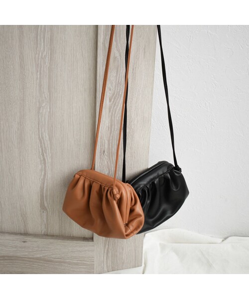 Lavish Gate（ラヴィッシュゲート）の「bag2-02485　エコレザー　スモールギャザーショルダーバッグ　エクリュ　グレージュ　キャメル　ブラック（ショルダーバッグ・レディース・その他）」の7枚目の写真