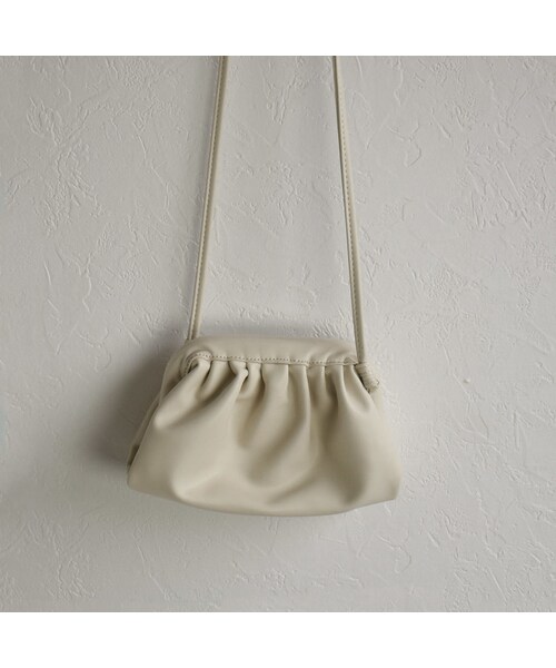 Lavish Gate（ラヴィッシュゲート）の「bag2-02485　エコレザー　スモールギャザーショルダーバッグ　エクリュ　グレージュ　キャメル　ブラック（ショルダーバッグ・レディース・その他）」の9枚目の写真