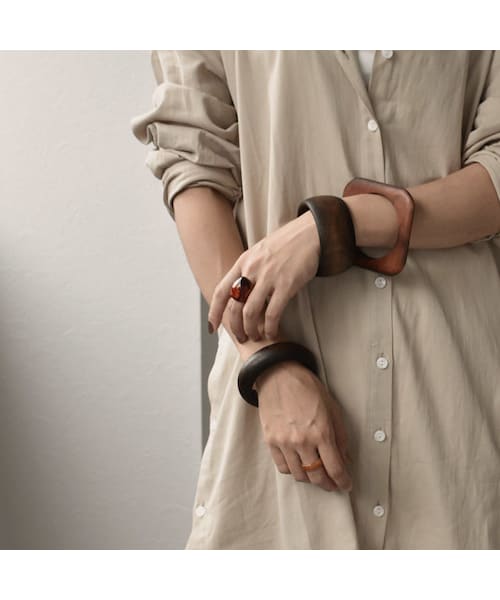 Lavish Gate（ラヴィッシュゲート）の「brace2-02006　ブラウン　ウッドバングル　3個セット（バングル/リストバンド・レディース・その他）」の4枚目の写真