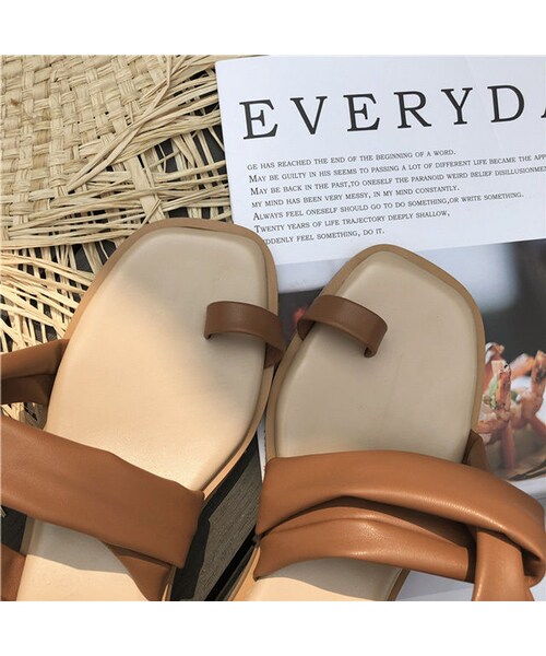 Lavish Gate（ラヴィッシュゲート）の「shoes-02062　フェイクレザー　サイドクロスサンダル　ブラウン　ブラック（サンダル・レディース・その他）」の8枚目の写真