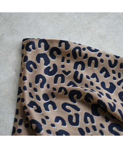 Lavish Gate（ラヴィッシュゲート）の「mb-scarf-02014　レオパード柄スカーフ　ブラウン×ブラック　グレージュ×ネイビー（バンダナ/スカーフ・レディース・その他）」の2枚目の写真