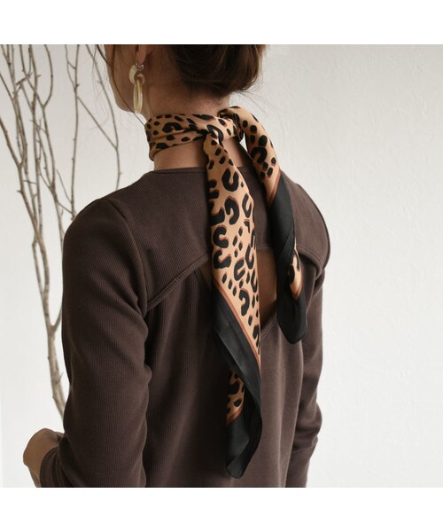 Lavish Gate（ラヴィッシュゲート）の「mb-scarf-02014　レオパード柄スカーフ　ブラウン×ブラック　グレージュ×ネイビー（バンダナ/スカーフ・レディース・その他）」の4枚目の写真