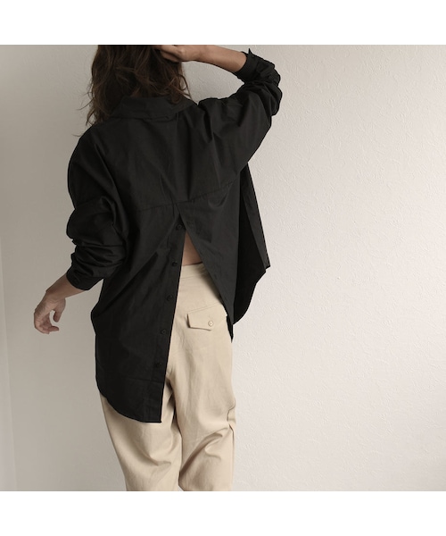 Lavish Gate（ラヴィッシュゲート）の「nh-tops-02129　バックスリット　オーバー シャツ　ブラック（シャツ/ブラウス・レディース・その他）」の3枚目の写真