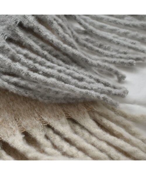 Lavish Gate（ラヴィッシュゲート）の「muffler-02009　ボリュームフリンジ マフラー　ライトグレー　ベージュ（マフラー・レディース・その他）」の4枚目の写真