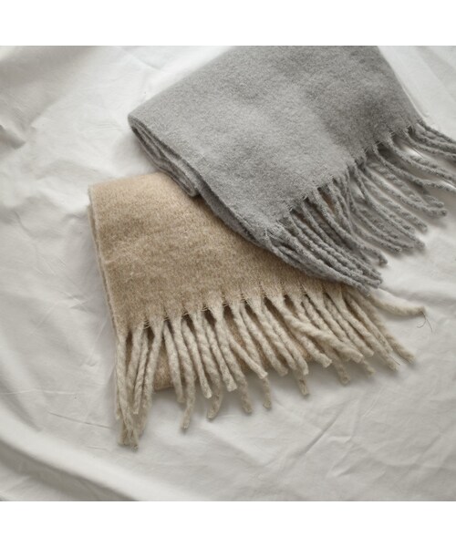 Lavish Gate（ラヴィッシュゲート）の「muffler-02009　ボリュームフリンジ マフラー　ライトグレー　ベージュ（マフラー・レディース・その他）」の3枚目の写真