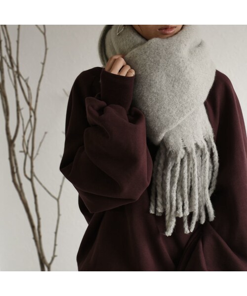Lavish Gate（ラヴィッシュゲート）の「muffler-02009　ボリュームフリンジ マフラー　ライトグレー　ベージュ（マフラー・レディース・その他）」の2枚目の写真