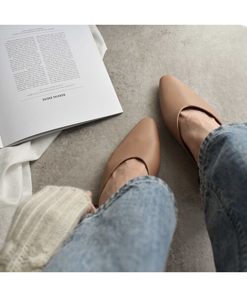 Lavish Gate（ラヴィッシュゲート）の「shoes-02056　フェイクレザー　ポインテッドトゥミュール　パンプス　ヌードカラー　ブラック（パンプス・レディース・その他）」の2枚目の写真